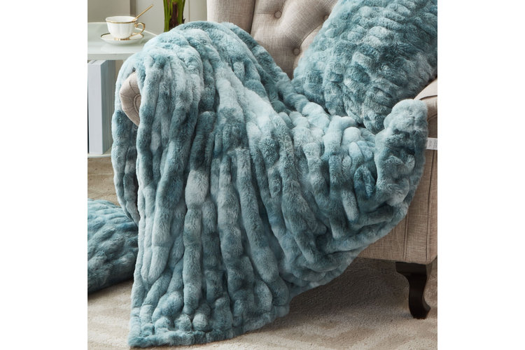 Top 15 Faux Fur Blankets & Throws in 2023