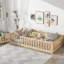 Lit plateforme au sol avec garde-corps et porte-795659791