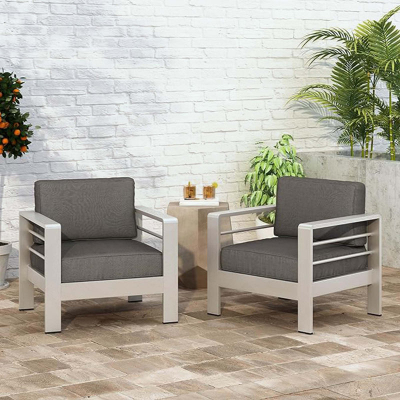 Luxueux fauteuil club d'extérieur avec structure en aluminium résistant aux intempéries et coussin moelleux pour un confort et une durabilité ultimes