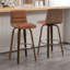 Tabouret pivotant rembourré Bomia avec structure en bois massif et dossier en similicuir en L-221022961-147272739