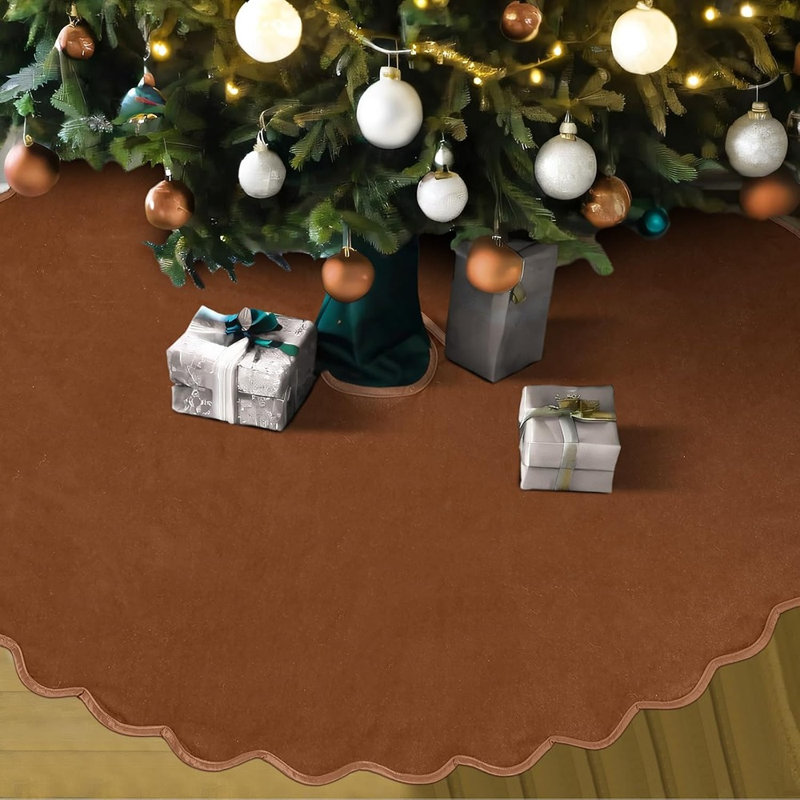 Jupe de sapin de Noël en velours brun à bord festonné, décor rustique vintage pour les fêtes de fin d'année.