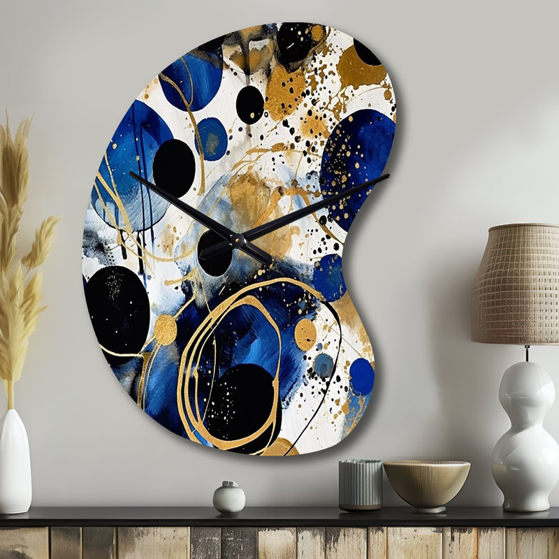 Motif abstrait avec textures bleues et dorées XVIII - horloge murale minimaliste en métal de forme irrégulière, horloge murale asymétrique moderne