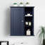 Armoire murale bleue avec rangement pour le linge de maison, silencieux et organisé dans différents espaces de la maison