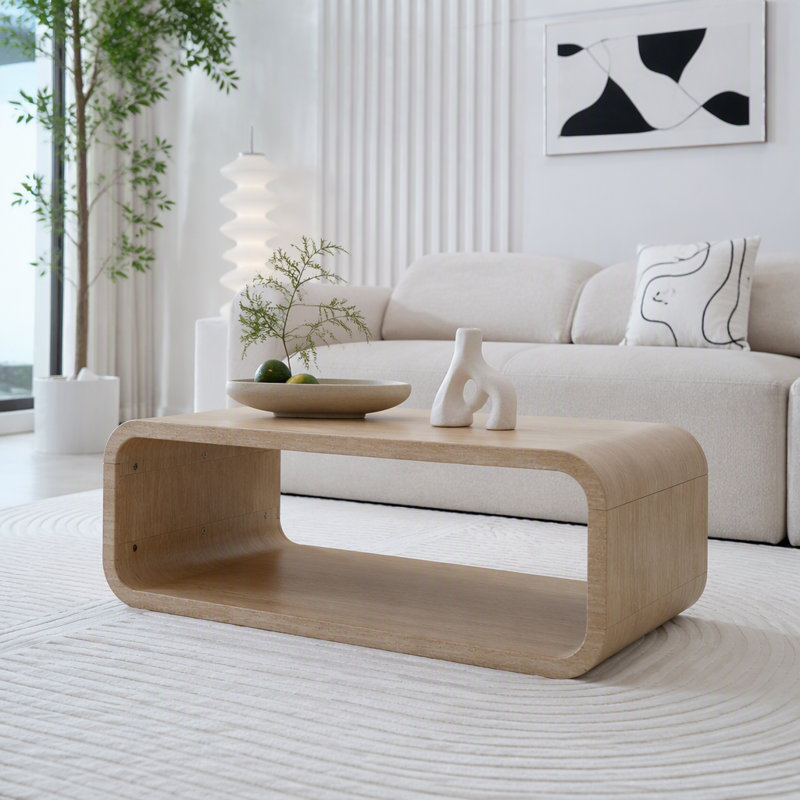 Table basse moderne élégante en bois clair courbé à structure ouverte, Beige