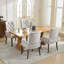 Fauteuil de salle à manger club, revêtement chenille beige, design artisanal, pieds incurvés en hévéa massif, revêtement élégant, finition sablée haut de gamme.