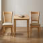 Ensemble de salle à manger rectangulaire 3 pièces en bois dur asiatique fini chêne, comprenant une table à abattants et des chaises à dossier à lattes rembourrées en lin.