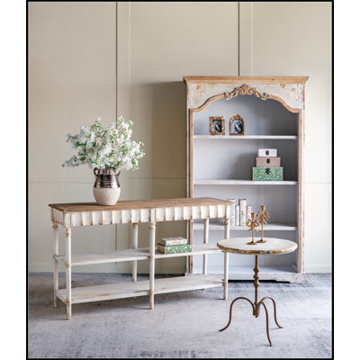 63 x 19,5 x 35,5 console à trois niveaux en bois avec finition patinée et détails festonnés complexes, parfait pour un décor de maison de campagne et un rangement supplémentaire.