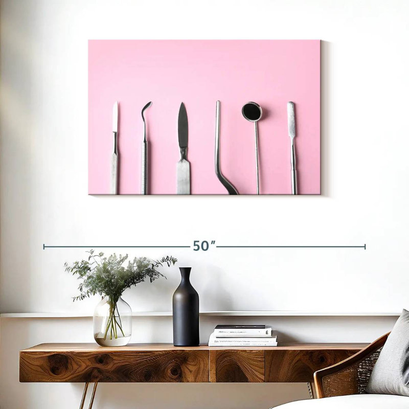 Outils dentaires sur fond rose, H 24 po x l 36 po