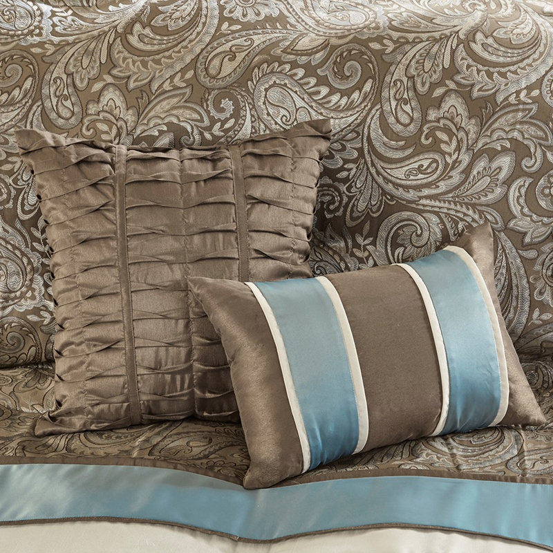 Édredon pour grand lit 7 pièces. En bleu, brun et motif cachemire enchanteur. Comprend les taies décoratives et les coussins décoratifs. Ornement tissé gracieux