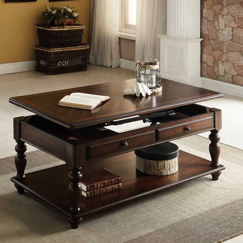 Table basse de couleur noyer avec plateau relevable et tablette, pieds rectangulaires, table de finition l 48 po x P 26 po H, tablier en bois, compartiments de rangement à pieds tournés, largeur 48 po