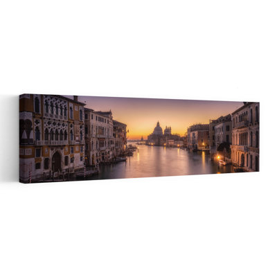 Grand canal, lueur matinale, architecture romantique sereine, ville tranquille