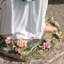 Statue de la Vierge Marie sur les roses