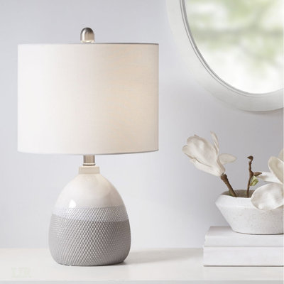 Lampe de table en céramique Driggs, facile à intégrer dans votre espace existant