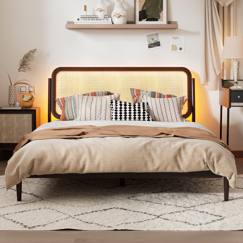 Grand lit plateforme avec rangement en bois avec lumière DEL et tête de lit en rotin, Espresso antique