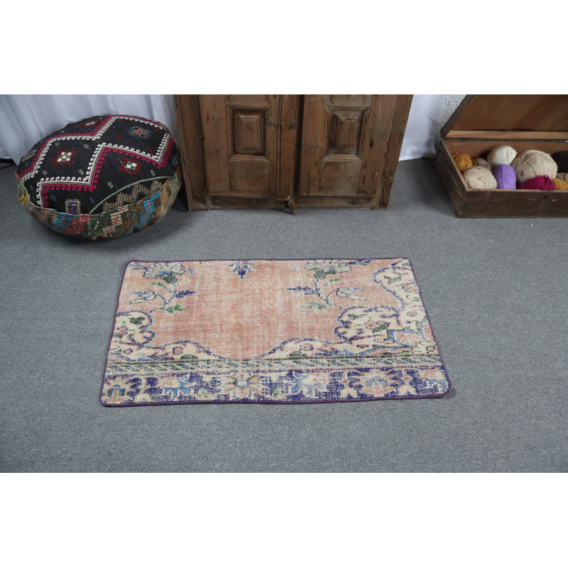 Superbe tapis turc rétro aux motifs traditionnels pour un salon élégant
