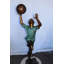 Statue en bronze d'un jeune garçon marquant un panier - Taille: L 19 po x l 20 po x H 61 po.