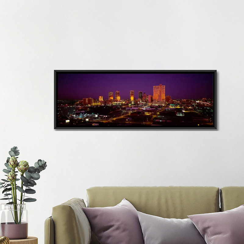 « skyscraper » illuminés à dallas, texas, états-unis-reproduction sur toile tendue, H 12 po x l 36 po x P 1,5 po, Cadre noir