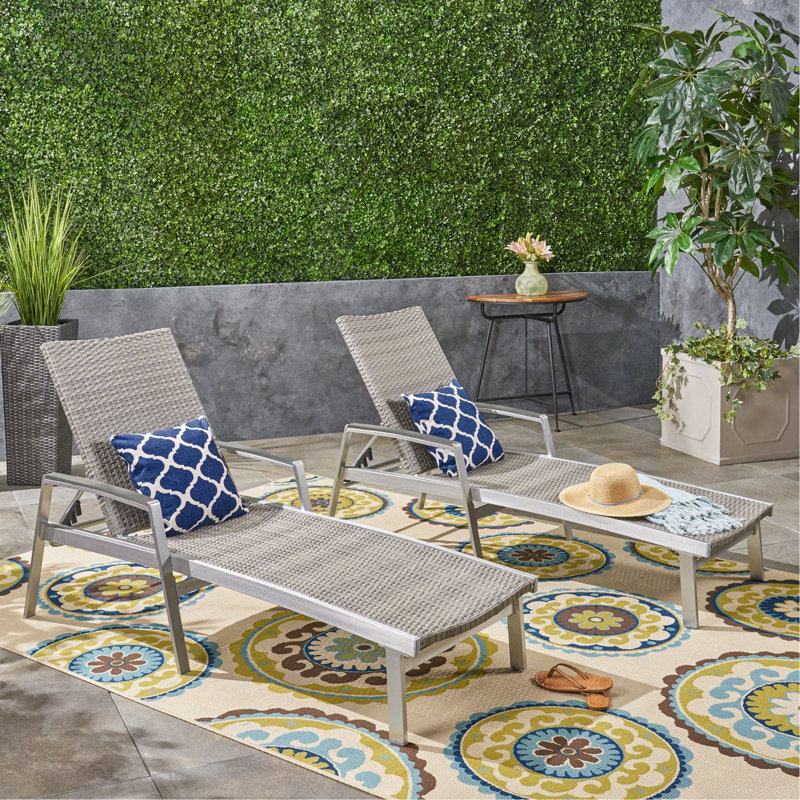 CHAISE LOUNGE
