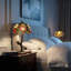 Lampe de table délicate en verre teinté de style Tiffany avec motifs d'hysanthemum-1240829674