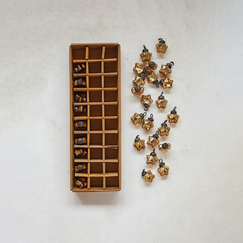 Ornements en verre dans une boîte Kraft
