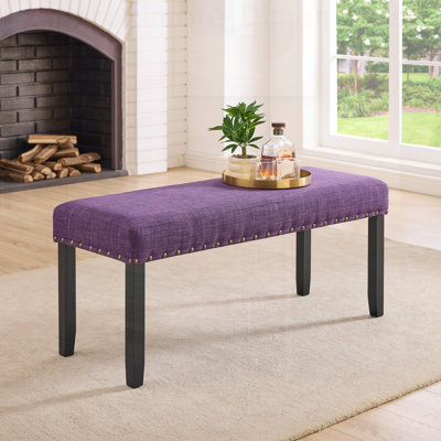 Banc de salle à manger en tissu Biony avec garniture cloutée, parfait pour le confort et le style dans toute salle à manger.
