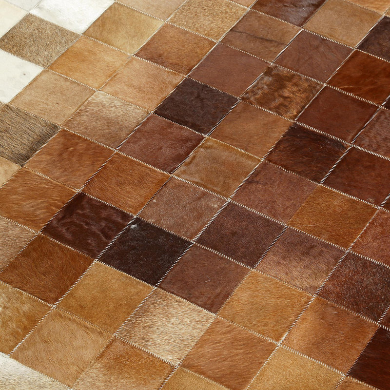 Tapis beige et brun en patchwork de veau, Rectangle 7 pi 10 po x 10 pi