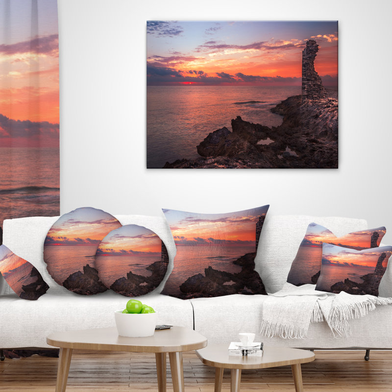 Coussin décoratif Red Rocky Beach with Antique Ruins - Sea & Shore, 16 po x 1 po, Carré