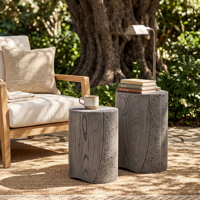 Ensemble de 2 tables d'appoint cylindriques en bois et en travertin texturé