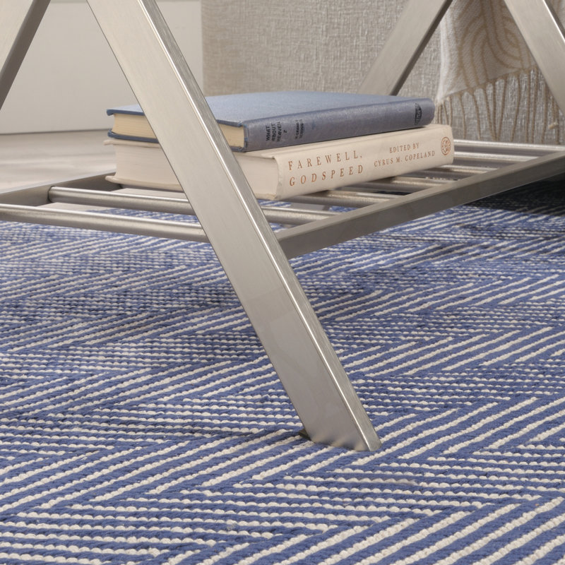 Élégante table d'appoint blanche avec structure en métal et tablette de rangement supplémentaire, parfaite pour un décor moderne et polyvalent.