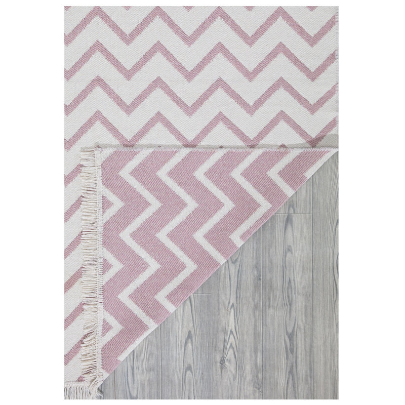 Tapis à chevrons en coton tissé à plat à la main Treutlen - blanc / rose, Rectangle 5 pi 3 po x 7 pi 7 po