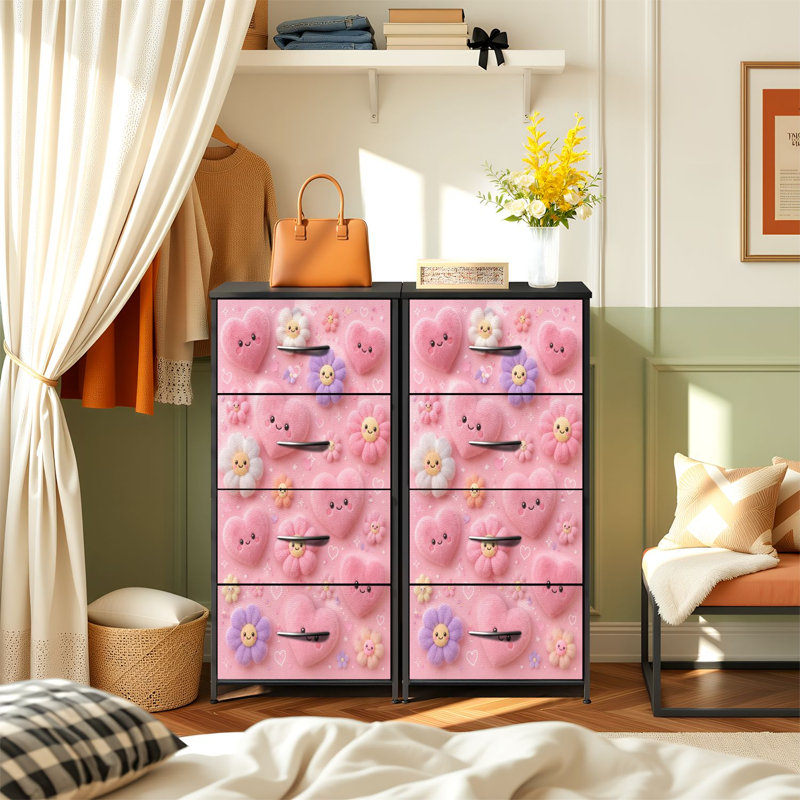 Commode verticale 4 tiroirs avec cœurs en peluche roses et fleurs roses