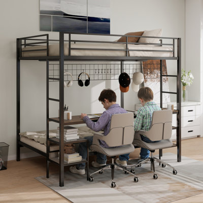 Lit superposé au-dessus d'un lit simple Etij Divij avec bureau, station de charge, tablettes de rangement et panneau grillagé en métal avec crochets pour adolescent, garde de sécurité et escalier, sans sommier, chêne noir et cannelle