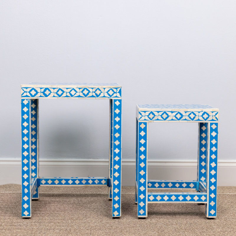 Tables gigognes