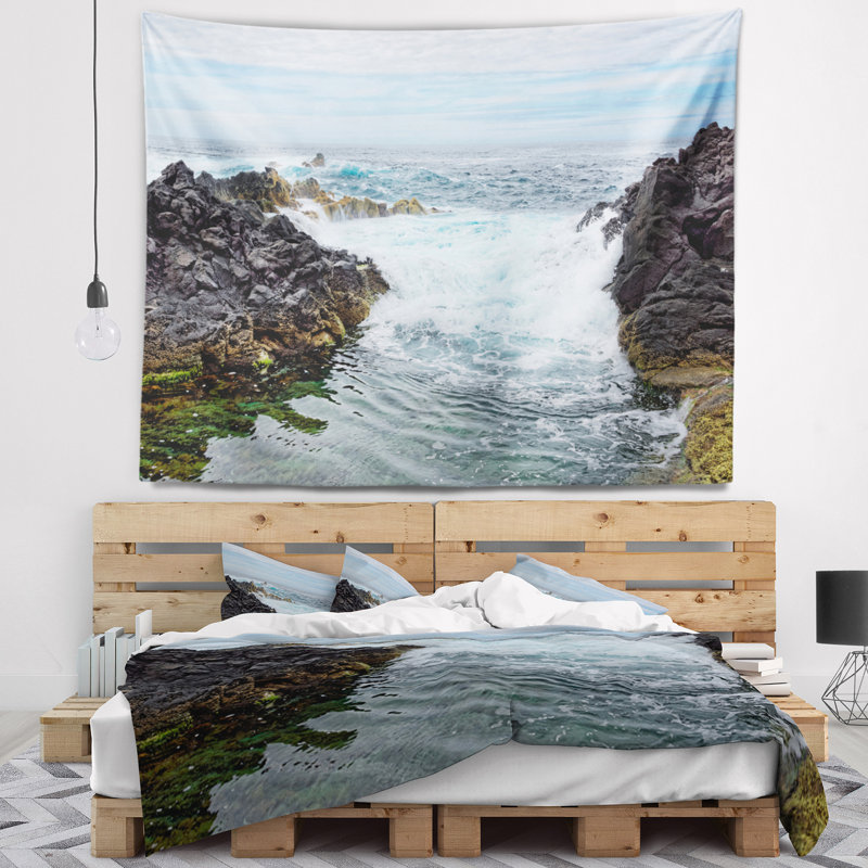 Tapisserie «Seashore Splashing Waters to Mossy Rock», H 32 po x l 39 po