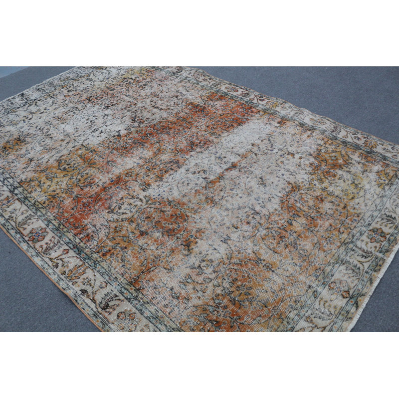 Tapis turc rétro de style floral avec des tons orange et beige pour une décoration intérieure unique