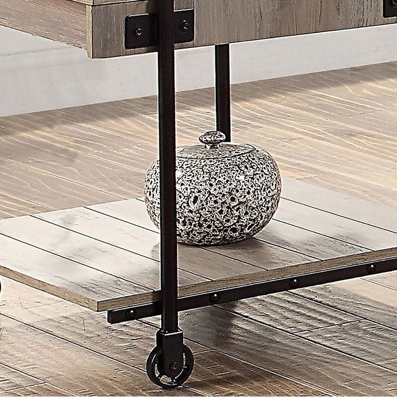 Table de bout de style industriel avec tablette inférieure ouverte, bois reproduit et pieds de roue, conception à lattes en finition naturelle et noire