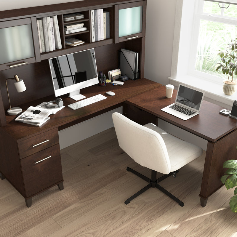 Bureau assis-debout en forme de L de 72 po Paelynn avec huche, hauteur réglable, rangement, bois moderne, cerisier moka