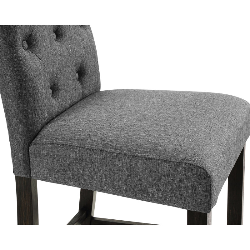 Tabouret gris à hauteur de comptoir (2). Fabrication en bois massif avec détails. Sièges et dossiers rembourrés. Pieds en bois au fini foncé. Chaises à haut dossier élégamment courbées. L 23 po x P 19 po x H 41,28 po. Largeur du siège: 19 po, 25 po