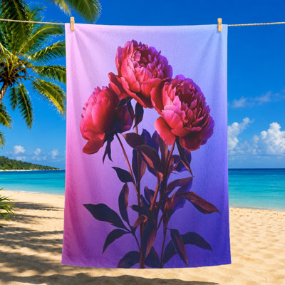 Serviette de plage 1Pcs, avec pivoines rouges éclatantes sur fond dégradé mauve et rose avec des feuilles vert foncé. Grande microfibre, parfaite pour les voyages, la natation, les voyages, unisexe.