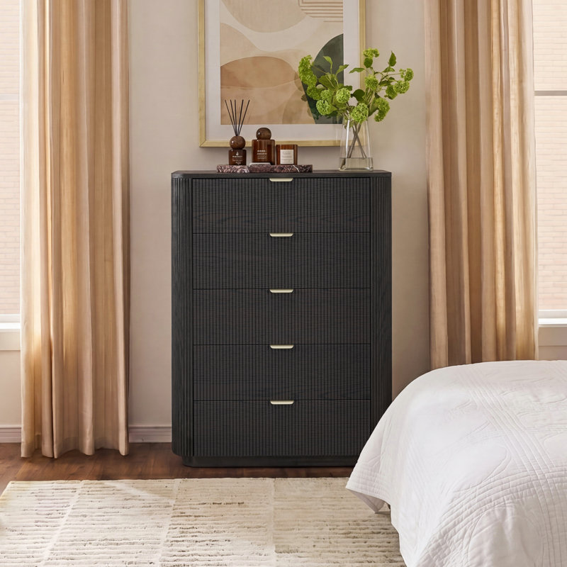 Commode cannelée moderne de 46 po de hauteur entièrement assemblée avec structure en bois massif et rangement à 5 tiroirs