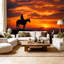 Papier peint mural autocollant de style western avec silhouette de cheval et coucher de soleil sur les montagnes, motif cowboy et cheval. Décoration murale moderne pour chambre ou salon, 175 cm x 244 cm.-518993779-518993791