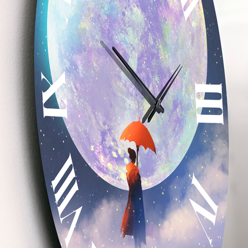 Femme avec un parapluie debout sur l'eau contre la lune - Horloge murale traditionnelle, Petit