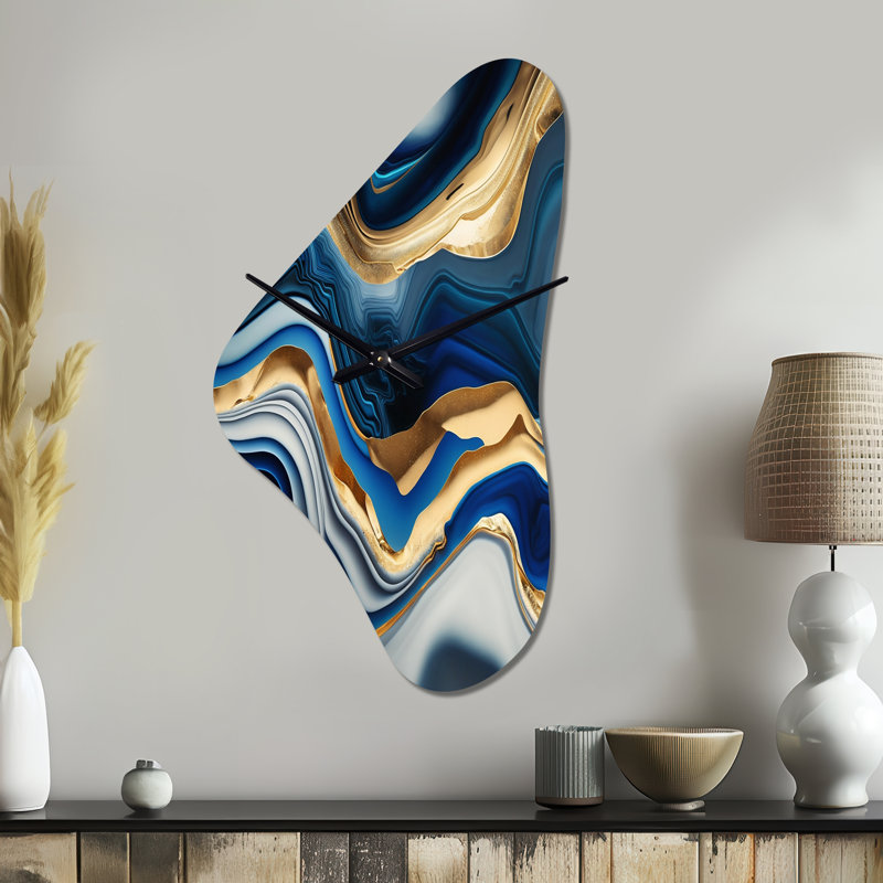 Vibrant bleu et or agate II - horloge murale de forme unique transitionnelle, impression d'horloge asymétrique bleue, Médium