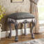 Tabouret de chambre gris et blanc rétro, ajoutant une touche romantique à votre meuble-lavabo