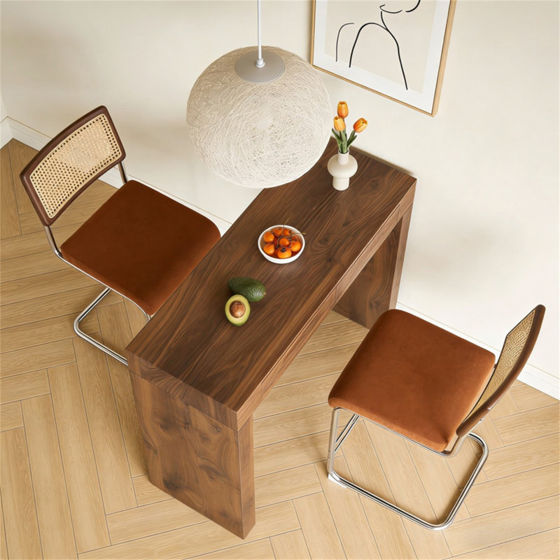 Combinaison de chaise de bar 2 pièces en velours, jumelée à une table de bar à grain de bois de noyer, avec fonction de rangement, idéale pour les restaurants et les cafés