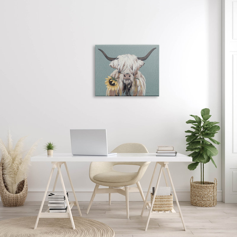 «Highland Cattle Biting Sunflower Bloom» par Michele Norman - peinture sur toile tendue, H 24 po x l 30 po x P 1,5 po