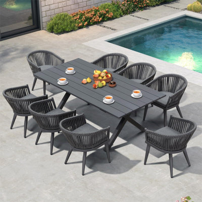 Ensemble de salle à manger d'extérieur avec table de salle à manger en aluminium et chaises en rotin de rotin Corrigan Studio® pour mobilier de jardin