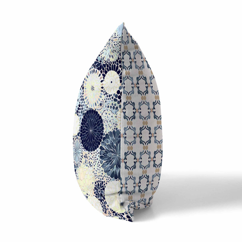 Coussin décoratif réversible intérieur / extérieur Crystal Drift, H 16 po x l 16 po, Bleu / crème floral / géométrique