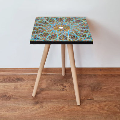 Table d'appoint élégante avec pieds en bois de hêtre, 13,8 po x 16,5 po x 13,8 po | Fabrication 100% bois aggloméré, épaisseur: 0,7 po | Conception géométrique orientale | Parfait pour le salon, la chambre à coucher ou le bureau