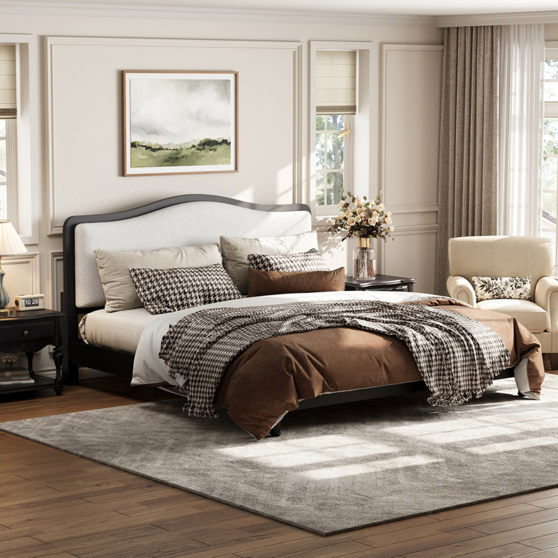 Grand lit plateforme avec tête de lit tapissier Kirkham, Noir